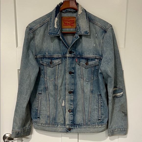 Vintage Levi's Men's Light Blue Distressed Denim Jacket Sz M
